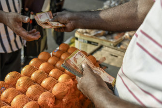 Sri Lanka, Colombo'daki Pettah pazarında satılık portakallar. Para biriminin ABD dolarına sabitlenmesi bir fiyaskoydu.