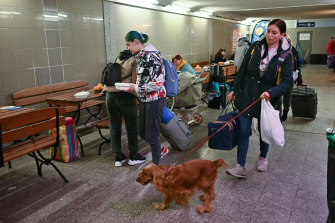 3 月 30 日，人们从饱受战争蹂躏的乌克兰乘飞机抵达普热梅希尔火车站，其中大部分是妇女和儿童。