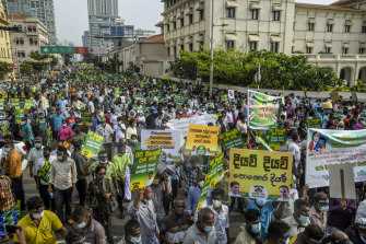 Protestocular Sri Lanka'nın Colombo'daki ekonomik acılarını kınıyor. 