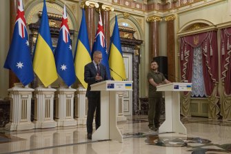 Prime Minister Anthony Albanese and Ukrainian President Volodymyr Zelensky in Kyiv on Sunday (Ukraine time).