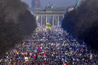 Enormi proteste contro l'invasione russa dell'Ucraina a Berlino domenica.