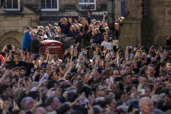 İskoçlar, Royal Mile'daki geçit töreninin fotoğraflarını ve videolarını çekmek için yaygara koparıyor.
