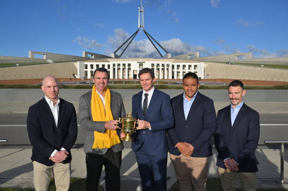 Independent senator David Pocock, Rugby Australia President Joe Roff, ACT Brumbies coach Stephen Larkham Wallaby Allan Alaalatoa and Wallaby Nic White pose with a replica Webb Ellis Cup. 
