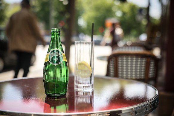 Vários turistas americanos questionados por Le Parisien nas regras de restaurantes pensaram que você sempre tinha que pagar por água engarrafada, sem perceber que poderia pedir uma jarra grátis.