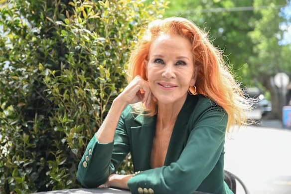 Rhonda Burchmore está comenzando en Anastasia.