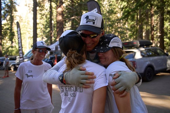 Westergaard, a segunda direita, a filha Meagan Westergaard, a direita e Madison Westrambaard depois de terminar Badwater 135 Ultramarathon em 9 de julho.