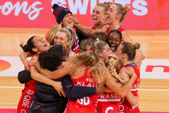 Australia’s netballers have signed a three-year deal with Netball Australia, a day after its CEO stood down. 