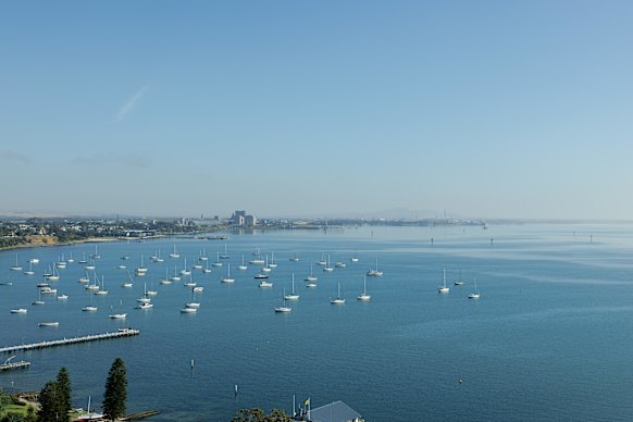 Vista de la bahía de Corio.