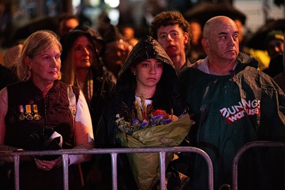 Miles de personas desafiaron el clima amenazador para asistir al servicio matutino del Día de Anzac en el corazón del distrito financiero central de Brisbane.