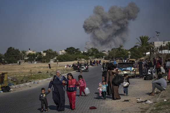 Palestinians flee from east to west of Khan Younis, Gaza Strip, during the ongoing Israeli bombardment.