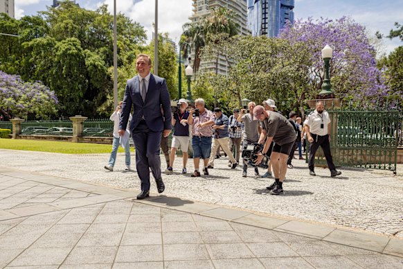 Steven Miles fuera del Parlamento de Queensland.