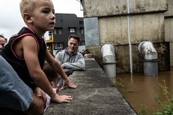 NSW Premier Chris Minns and Lismore residents watch the river rise at the Browns Creek Pumping Station.
