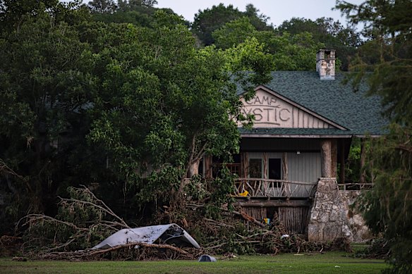 O clima está quebrado 99 anos de campo cristão, pelo rio Guadalupe em Hunt, Texas.
