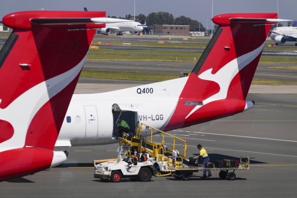 Qantas executives received bonuses for scoring well on safety and financial measures.