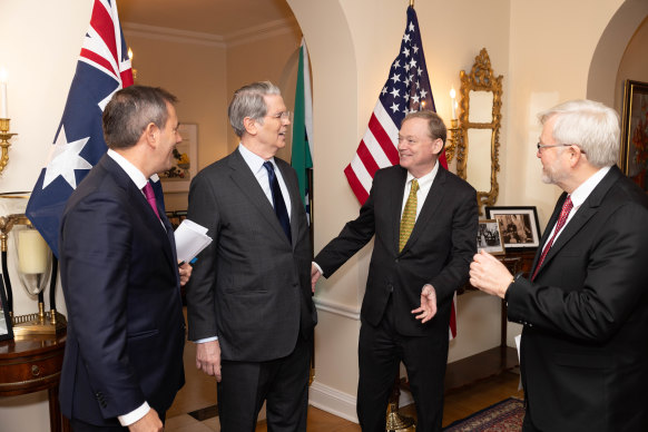 Il tesoriere Jim Chalmers, Bessent, il direttore del Consiglio economico nazionale di Trump Kevin Hassett e l'ambasciatore americano Kevin Rudd a Washington.