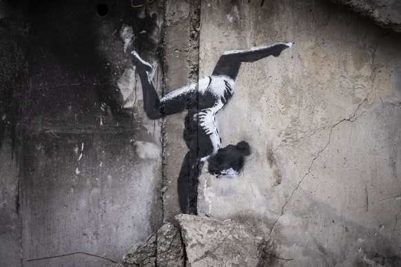 Ukrayna'nın Kiev Bölgesi'nde 11 Kasım 2022'de Borodyanka'da yıkılan bir binanın duvarında tek parça streç giysi giymiş bir kadının amuda durduğu grafiti görülüyor.  Yakındaki benzer sanat eseri, grafiti sanatçısı Banksy'nin Ukrayna'da çalışıp çalışmadığına dair internette spekülasyonlara yol açtı. 