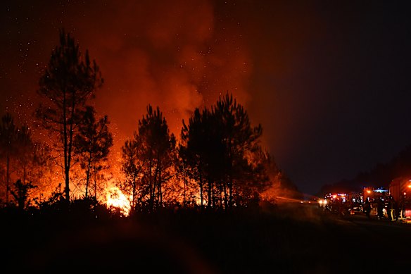 Martedì i vigili del fuoco combattono un incendio fuori Lanton, nel sud-ovest della Francia.