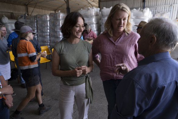 Independent MPs Sophie Scamps (left) and Kylea Tink meet with concerned farmers of the Liverpool Plains.