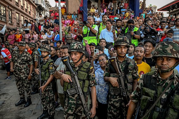 O pessoal do exército nepalês fica de guarda em Katmandu, Nepal, depois de dias de tumultos e agitação política.