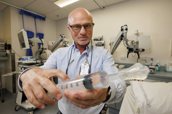 Professor Anders Cervin with a device used to perform the transfer.