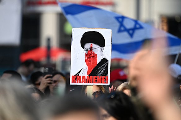 Un cartello che mostra il leader supremo dell'Iran, l'Ayatollah Ali Khamenei, durante una protesta del fine settimana a Berlino contro il regime iraniano. È stato ucciso domenica durante gli attacchi israelo-americani contro l'Iran.