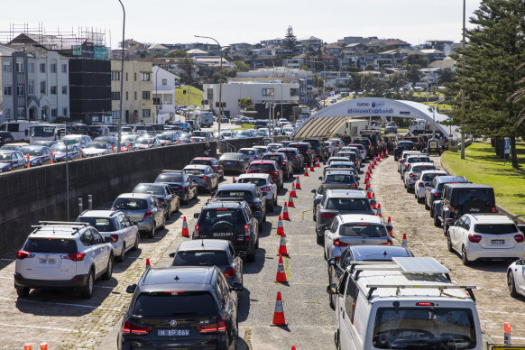 Drivers queue for COVID tests at Bondi Beach on Tuesday. This site is not run by Histopath.
