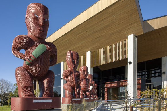 Traditional Maori figures at the spa’s entrance.