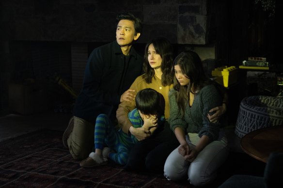 John Cho and Katherine Waterston play Curtis and Meredith, whose lives are taken over by an AI system in their home in Afraid. 