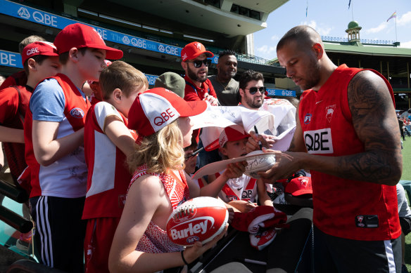 AFL CEO Gill McLachlan says its “fabulous” Lance Franklin has signed on to play next season with the Swans.