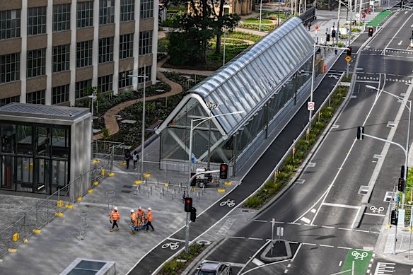 Uma cobertura de vidro em uma das entradas da estação Parkville.