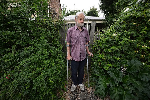 Robert Hooke says he wasn’t warned about the injections in his knee.