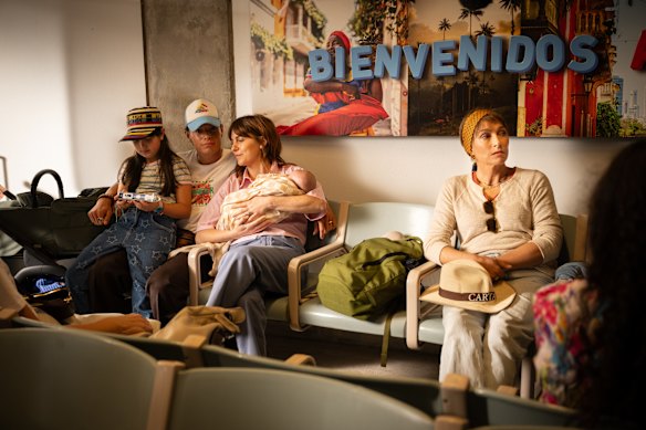 Jacinda (Ava Cannon), Santi (Carlos Sanson Jr), Oly (Nathalie Morris) e Angie (Claudia Karvan) em Bump: Um Filme de Natal.