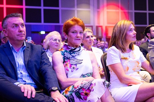 La leader di One Nation Pauline Hanson con il capo dello staff James Ashby (a sinistra) al CPAC Gran Bretagna 2026.