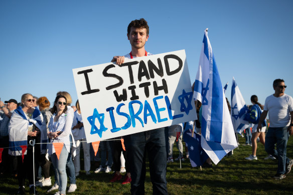  People gather for a Jewish vigil in Support of Israel at Rodney Reserve in Dover Heights.