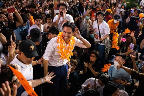 Pita Limjaroenrat ve Move Forward, Pazar günkü seçimler için anketlerde Pheu Thai ile aradaki farkı kapattı.