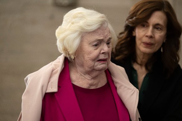 Eleanor (June Squibb) and her daughter Lisa (Jessica Hecht) have a tense relationship.