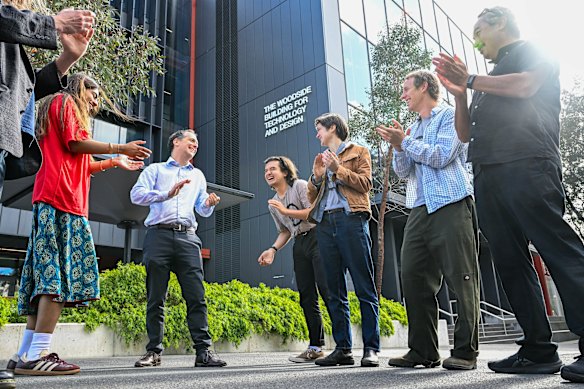 Membros do grupo Stop Woodside Monash comemoram do lado de fora do edifício Woodside na sexta-feira.