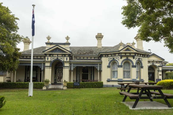 The Elsternwick Club.