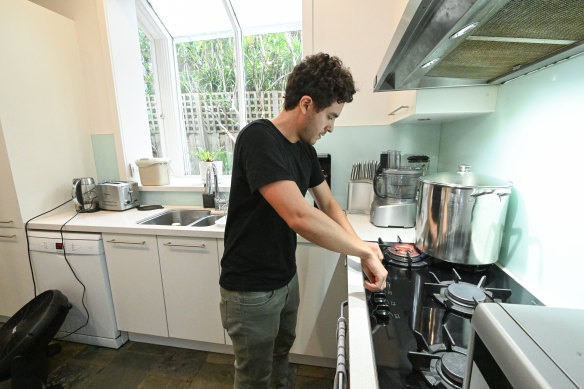 Researcher Yannai Kashtan from Stanford University sets up the experiment. 