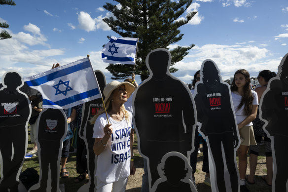 Israeli-Australians gathered at Bondi on Thursday afternoon.