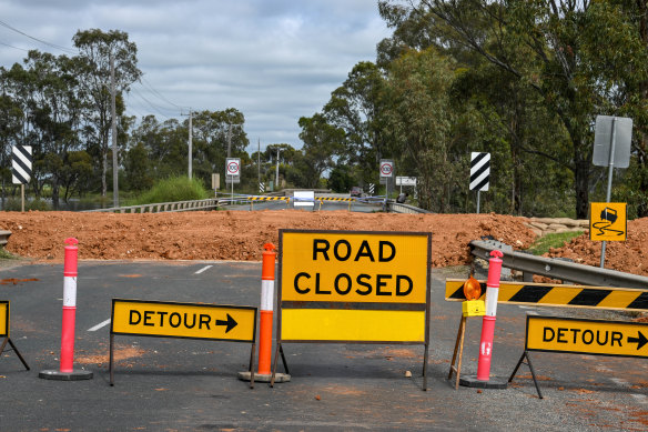 The Patchell bridge ( Loddon River ) on the Murray Valley Highway in Kerang is closed due to the floods. 