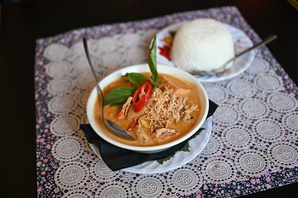 Vegetarian red curry with tofu, snow peas, tomato and pineapple.