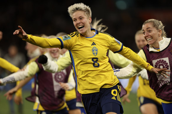 Lina Hurtig and teammates celebrate after their victory.