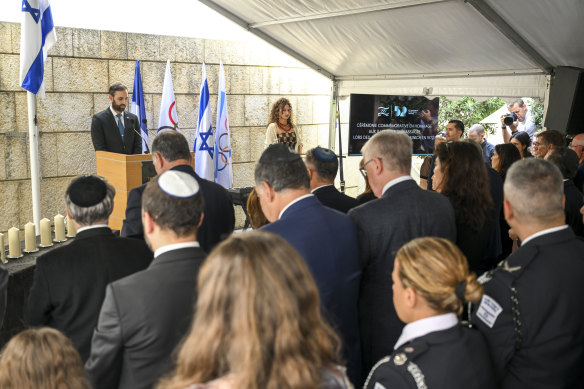 Ceremonia en memoria de las 11 víctimas israelíes de la masacre de Munich, en la embajada de Israel en París.