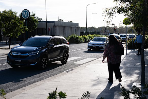 Os carros chegam cedo à estação, enquanto os viajantes se aglomeram no estacionamento.