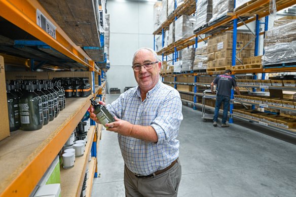 Mark Watt, director ejecutivo de Big Brothers Big Sisters, dirige un programa de tutoría y empleo. Este almacén es donde algunos de los jóvenes vienen a trabajar y aprender habilidades.