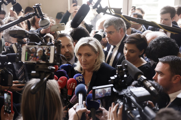 Fransız aşırı sağcı lider Marine Le Pen, 16 Mart Perşembe günü Paris'teki Ulusal Meclis'te medyaya konuşuyor.