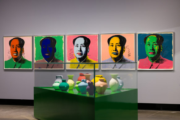 Foreground: <i>Painted vases</i> (2006), Ai Weiwei. Background: <i>Mao</i> (1972), Andy Warhol.