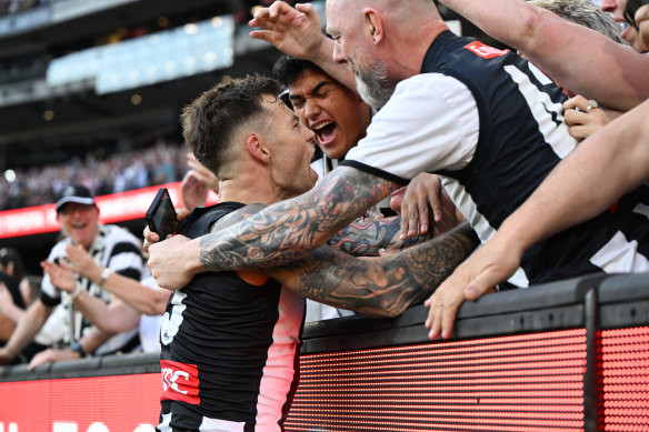 Jamie Elliott celebrates with fans.