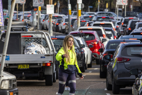 Long lines of cars waiting for COVID tests at Bondi Beach.